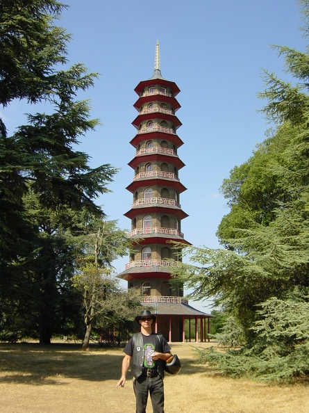 London, Kew Gardens - Micha in front of tower