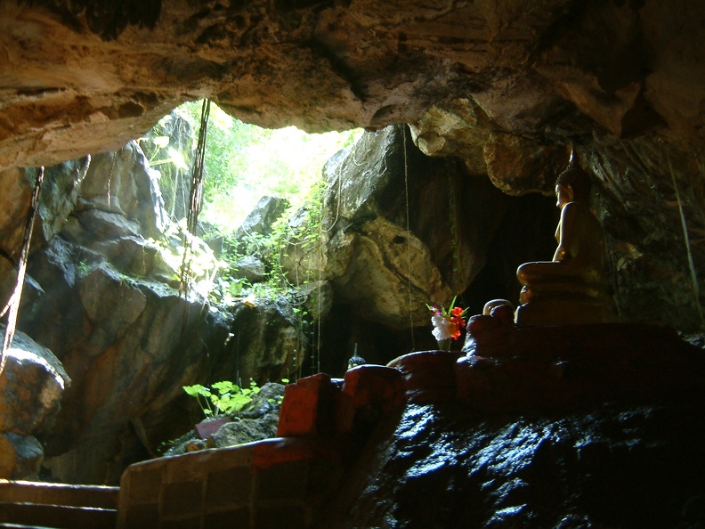 35_A_Buddha_in_a_cave.jpg