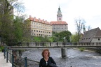 Mum in front of ?eský Krumlov castle