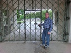 Däd at the gate in Buchenwald